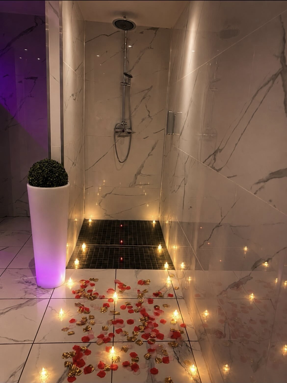 douche de love room dans l'espace Black and white à Lens